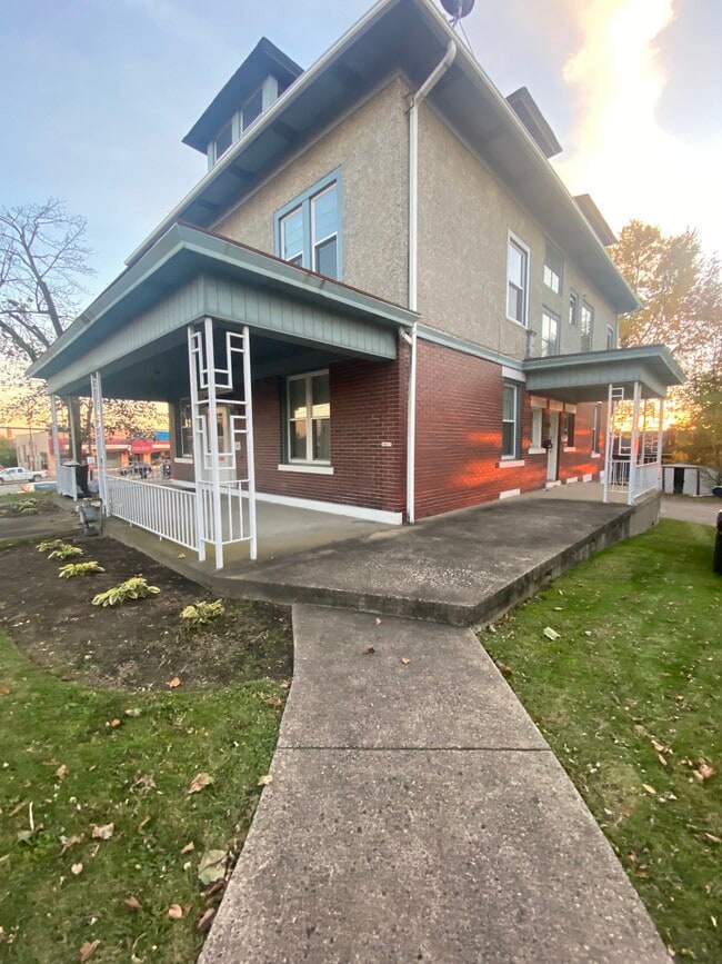 Building Photo - 1417 Dormont Ave