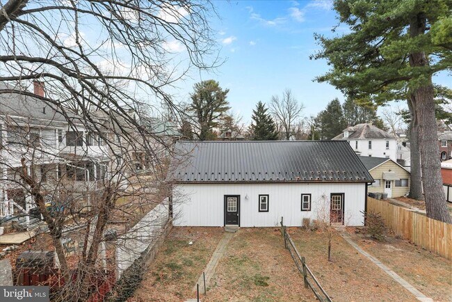 Building Photo - 1052 Edgar Ave