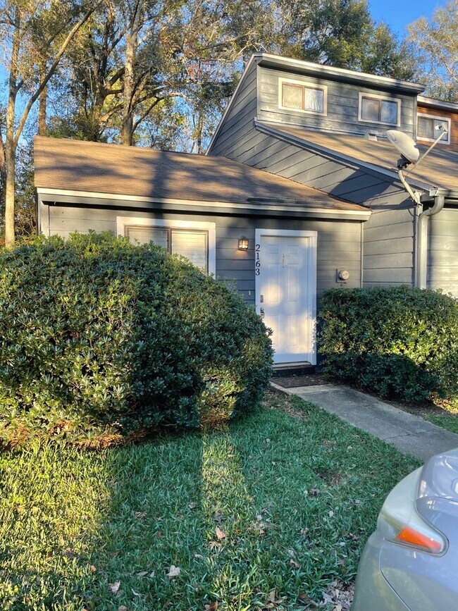 Building Photo - Cozy 1 bedroom townhome