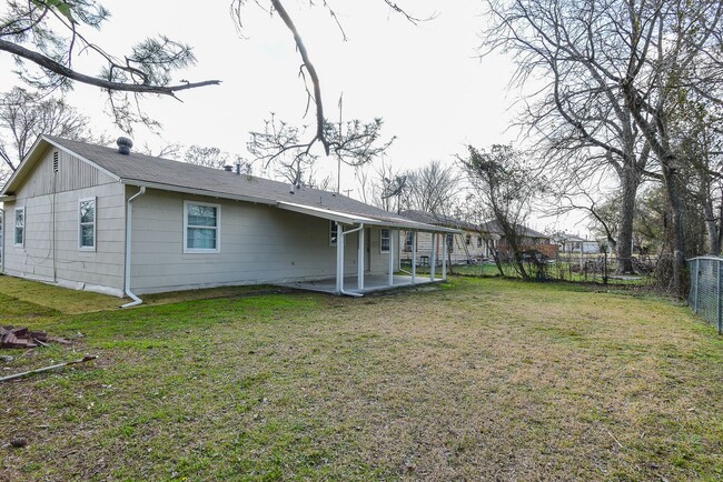 Building Photo - 1302  Stanford- House