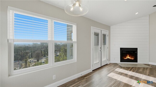 Building Photo - 1005 N LBJ Dr