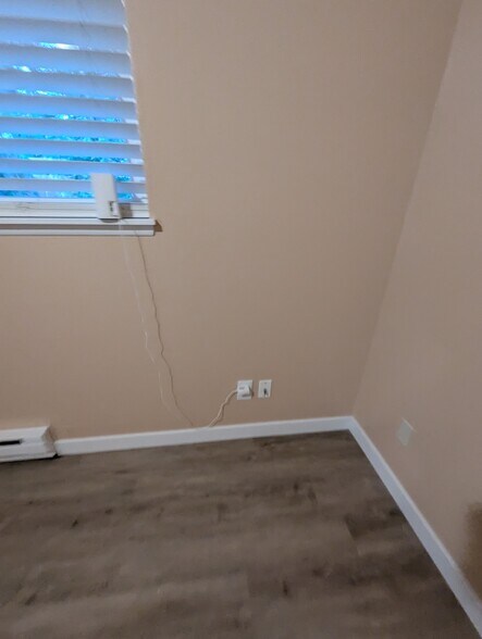 room 4 with internet - 6115 W Beech St