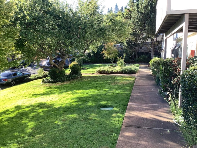 Building Photo - Two Bedroom Townhouse near Ashland Community Hospital