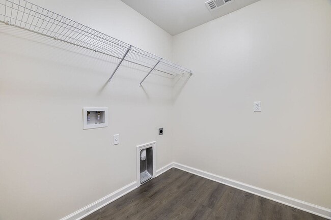 Building Photo - Spacious Custom 8 Bed 4.5 Bath Home on Lar...