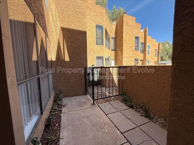 Building Photo - 3228 W Glendale Ave