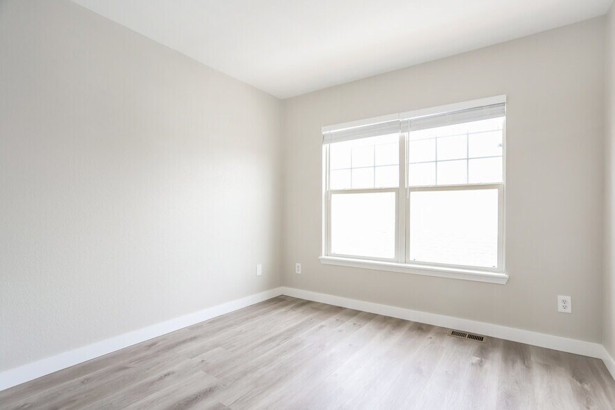 Building Photo - 17001 E Wyoming Dr