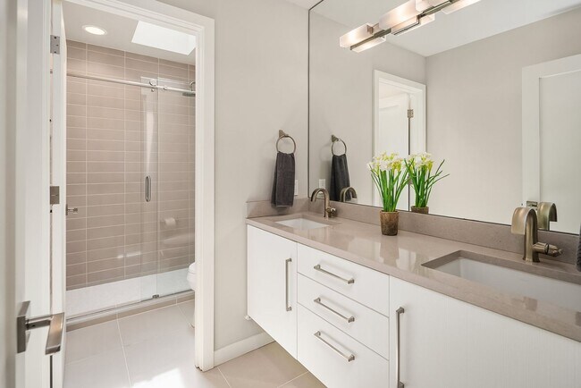 Building Photo - Furnished Redmond Home | Short-Term 3–6 Month Lease | Avail Now!