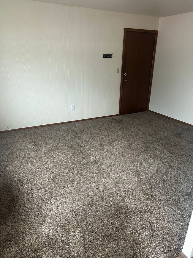 Building Photo - 10621 W Lincoln Ave