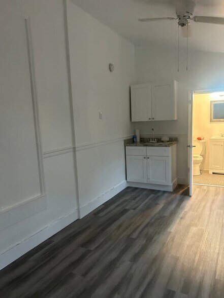 Building Photo - 210 W 53rd Ter