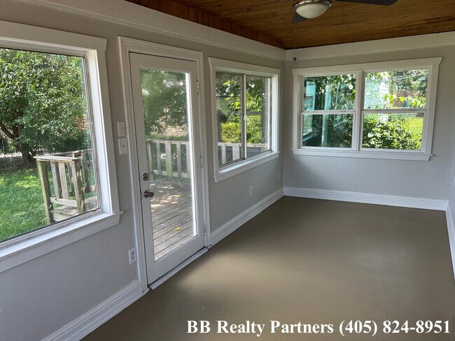Building Photo - 1404 S Knoxville Ave