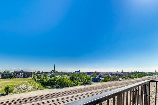 Building Photo - SW CORNER 2 BED / 2 BATH CONDO IN UNIVERSI...