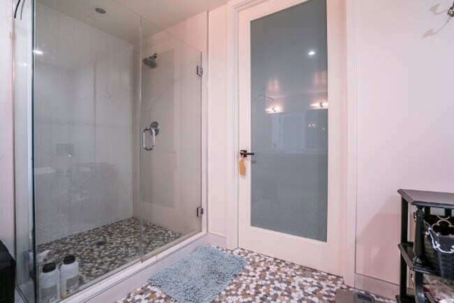 Building Photo - Stunning Multi-Level Penthouse 2 bed - 2.5 bath in Fabulous Beverly Hills Location