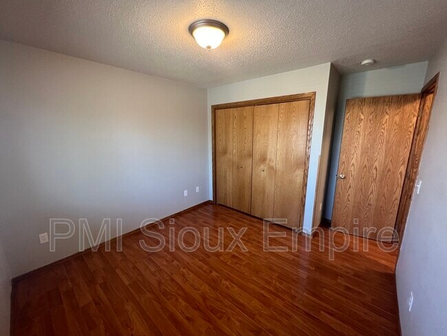 Building Photo - 4829 S Wilson Ave