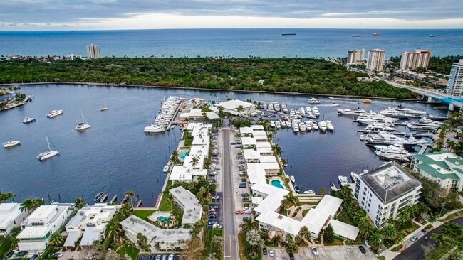 Building Photo - 2727 Yacht Club Blvd