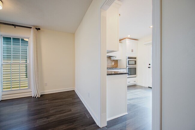 Building Photo - Move-in-ready 3 bed / 3 Full Bath In Louisville's Four Seasons — Fully Updated, No Carpet, Fiber ...