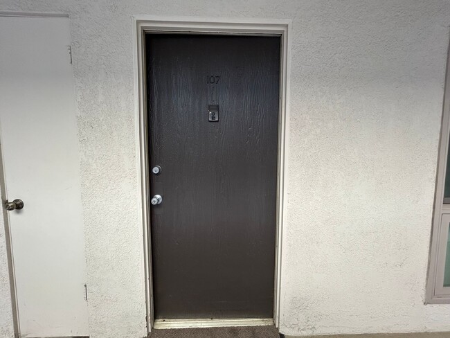 Building Photo - Fox Hills 2 Bd Condo *$500.00 Off First Month's Rent!*