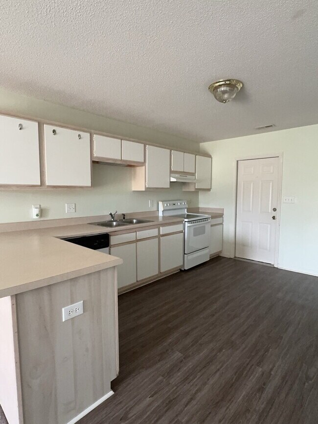 Building Photo - 106 Charlton Rd