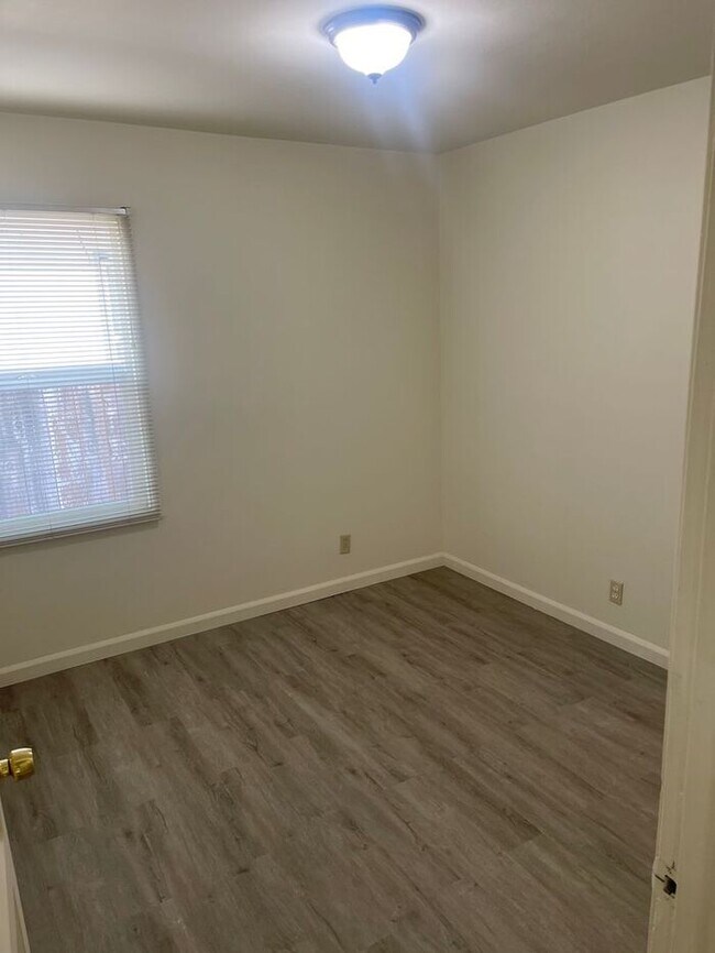Building Photo - San Lorenzo Charmer - 3 bedroom 1 bath home
