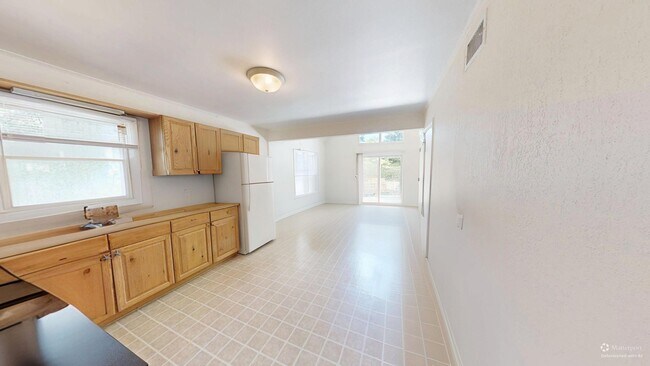 Building Photo - 102 W Windjammer Rd