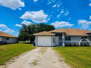 Building Photo - 3 BR / 2 BA Duplex Conveniently Located in Lehigh Acres