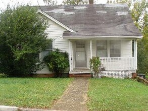 Building Photo - One Level House with Back Deck