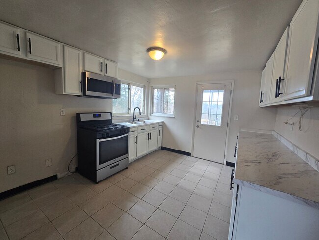 Building Photo - 3 Bedroom 2 Bathroom House - Penn Hills School District - AVAILABLE NOW