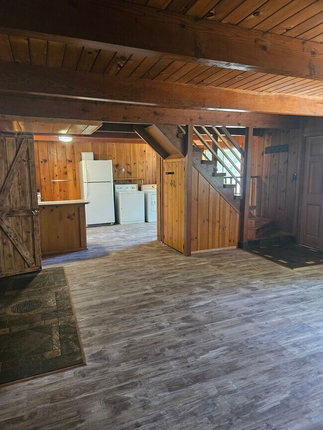 Building Photo - Charming mountain retreat nestled on Hekek...