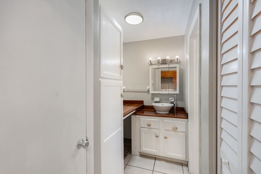 Building Photo - 390 W Cocoa Beach Causeway