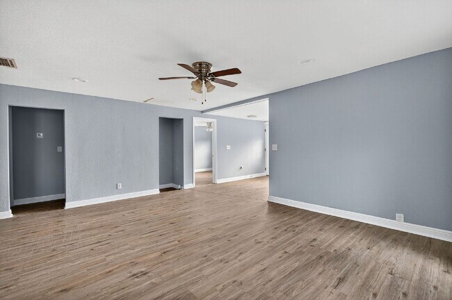 Building Photo - Location, Location, location! Large 3 Bedroom, 2 Bathroom Home for rent. This home has recently b...