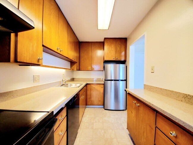 Building Photo - Spacious, sunny Woodlake Condo