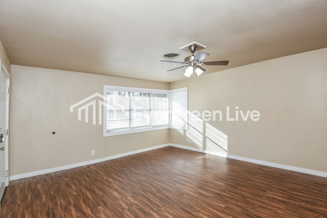 Building Photo - 7105 Robinhood Ln