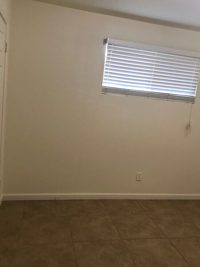 Building Photo - 2503 N Euclid Ave