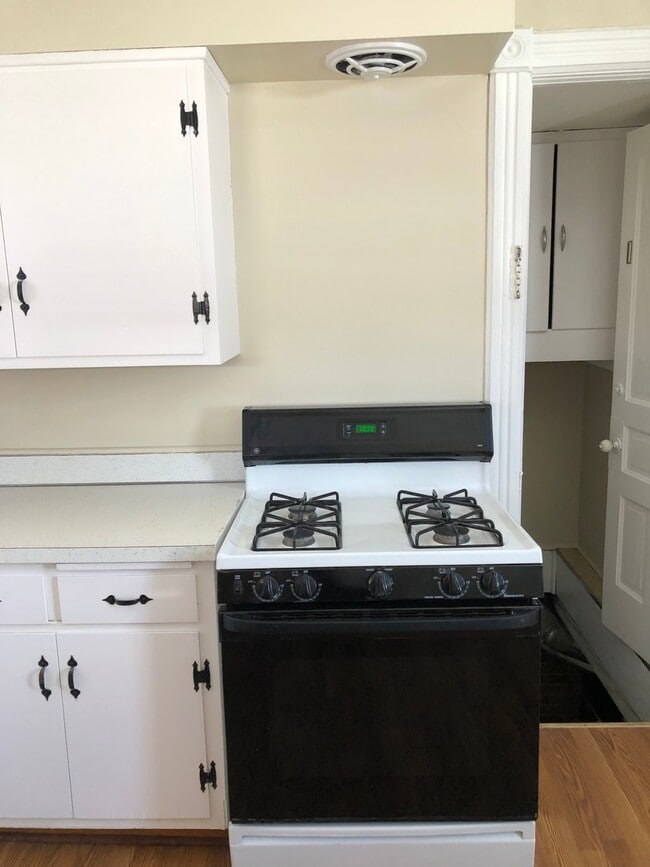 Building Photo - 452 Iowa Ave