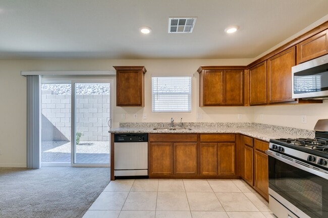Building Photo - GORGEOUS TOWNHOME*UPGRADED*ALL APPLIANCES*...