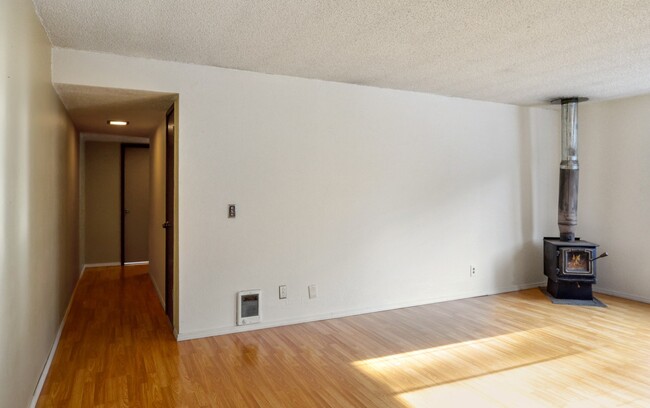 Building Photo - Spacious Loft-Style Unit Across from Fairw...