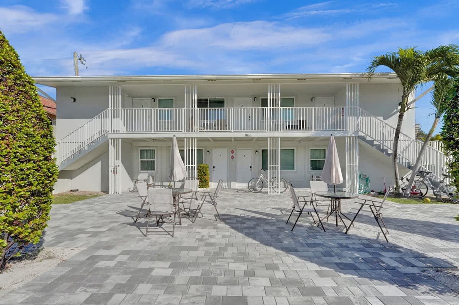 Building Photo - 906 N Riverside Dr