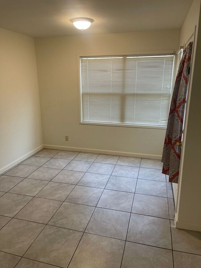 Building Photo - San Lorenzo Charmer - 3 bedroom 1 bath home