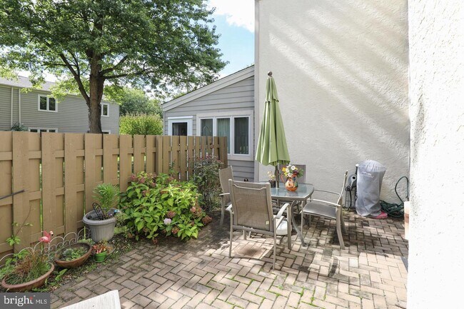 Building Photo - 502 Portsmouth Ct