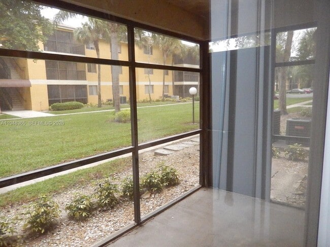 Building Photo - 3017 N Oakland Forest Dr