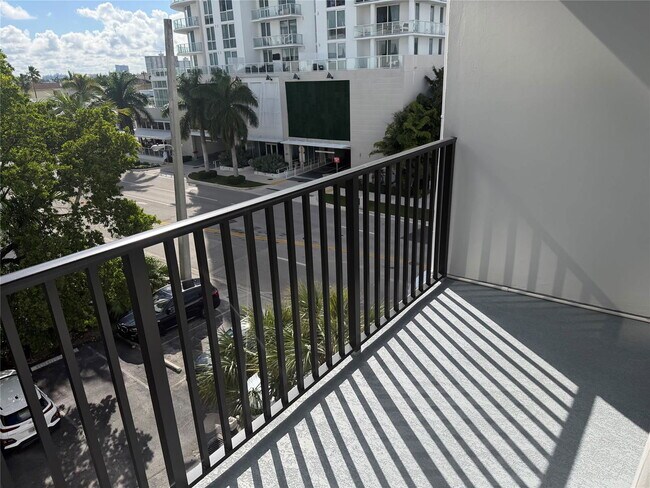 Building Photo - 3000 Riomar St