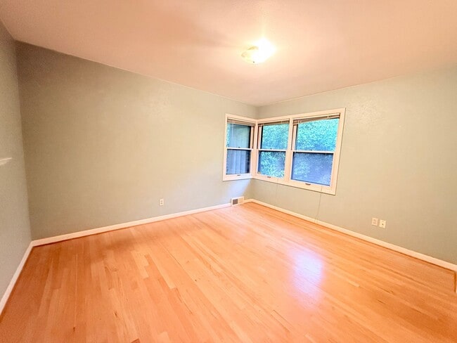 Building Photo - Beautiful 4 Bedroom Home with Fully Fenced Backyard!