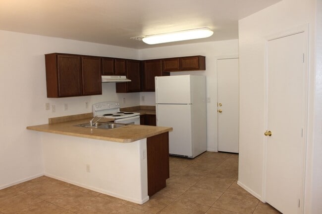 Building Photo - 4 bed 2.5 bath Magic Ranch Home