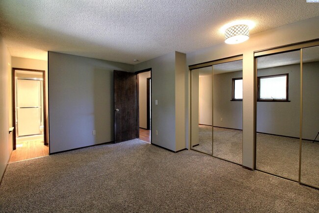 Building Photo - 4 Bed/3 Bath Richland Home w/ a Pool!