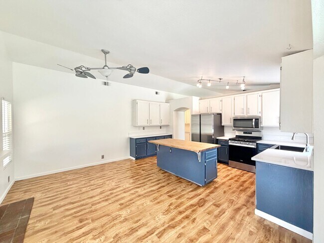 Building Photo - Cul-de-Sac 3 Bedroom 2 Bathroom Home with SOLAR, 3-Car Garage & LARGE Backyard