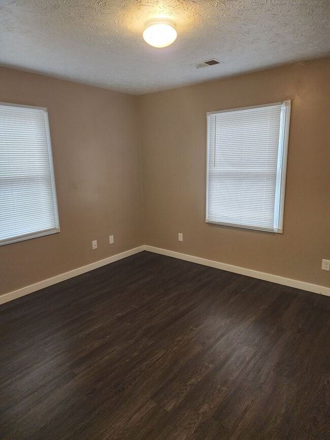 Building Photo - 2 bedroom 1 bath duplex