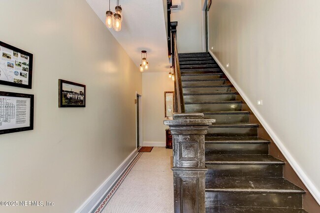 Building Photo - 115 W 2nd St