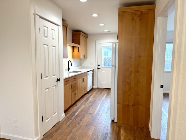 Building Photo - Brand new 3 bedroom 2 bath Sutherlin duplex