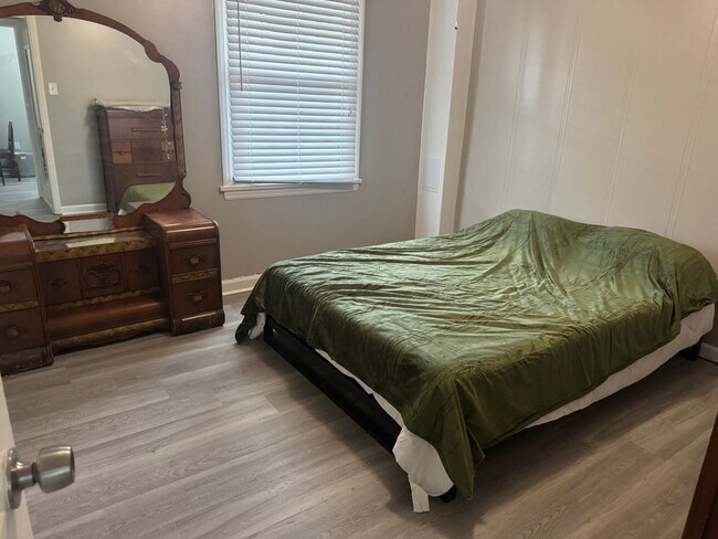 Building Photo - 2 Bedroom 1 Bath Duplex Located in Kingsport, TN