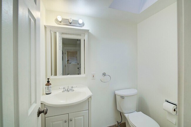 Building Photo - 3bd/1.5ba Bellevue Home