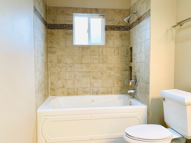 Building Photo - Gorgeous 3BD/2BA House in Hillcrest - Available NOW!